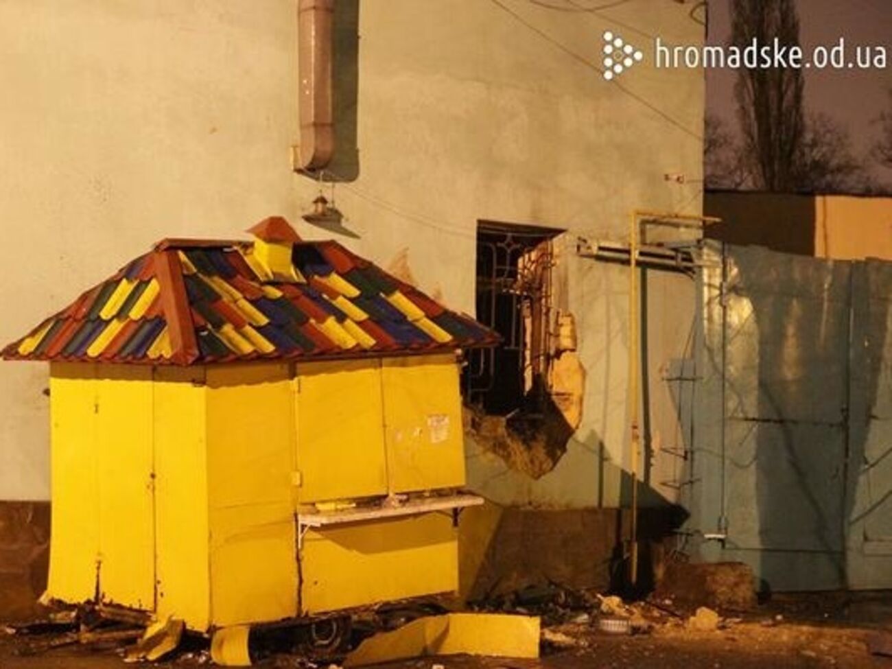 Возле волонтерского центра в Одессе прогремел взрыв. Фоторепортаж