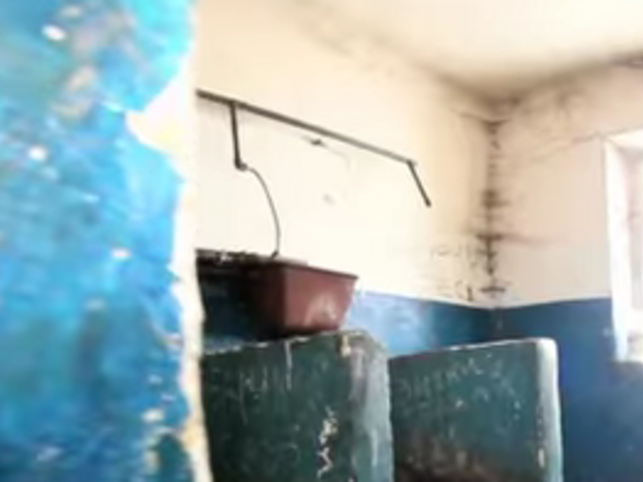 Канализация в домах не работает уже много лет, люди справляют нужду в ведра