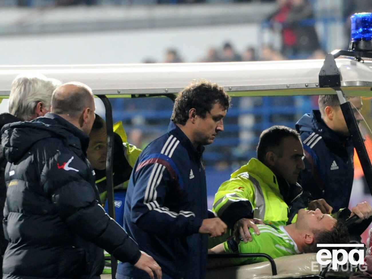 Матч проходил в рамках отборочного турнира чемпионата Европы по футболу 2016 года, но был остановлен в результате двух происшествий