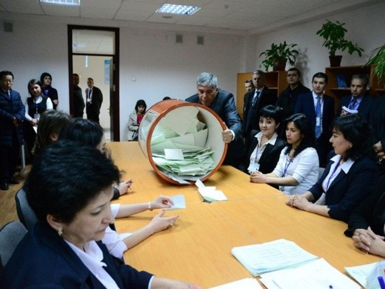 В Узбекистане начался подсчет голосов на выборах президента