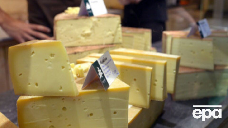 В Крым не пустили 10 тонн твердого сыра "Российский" и 10 тонн сливочного масла