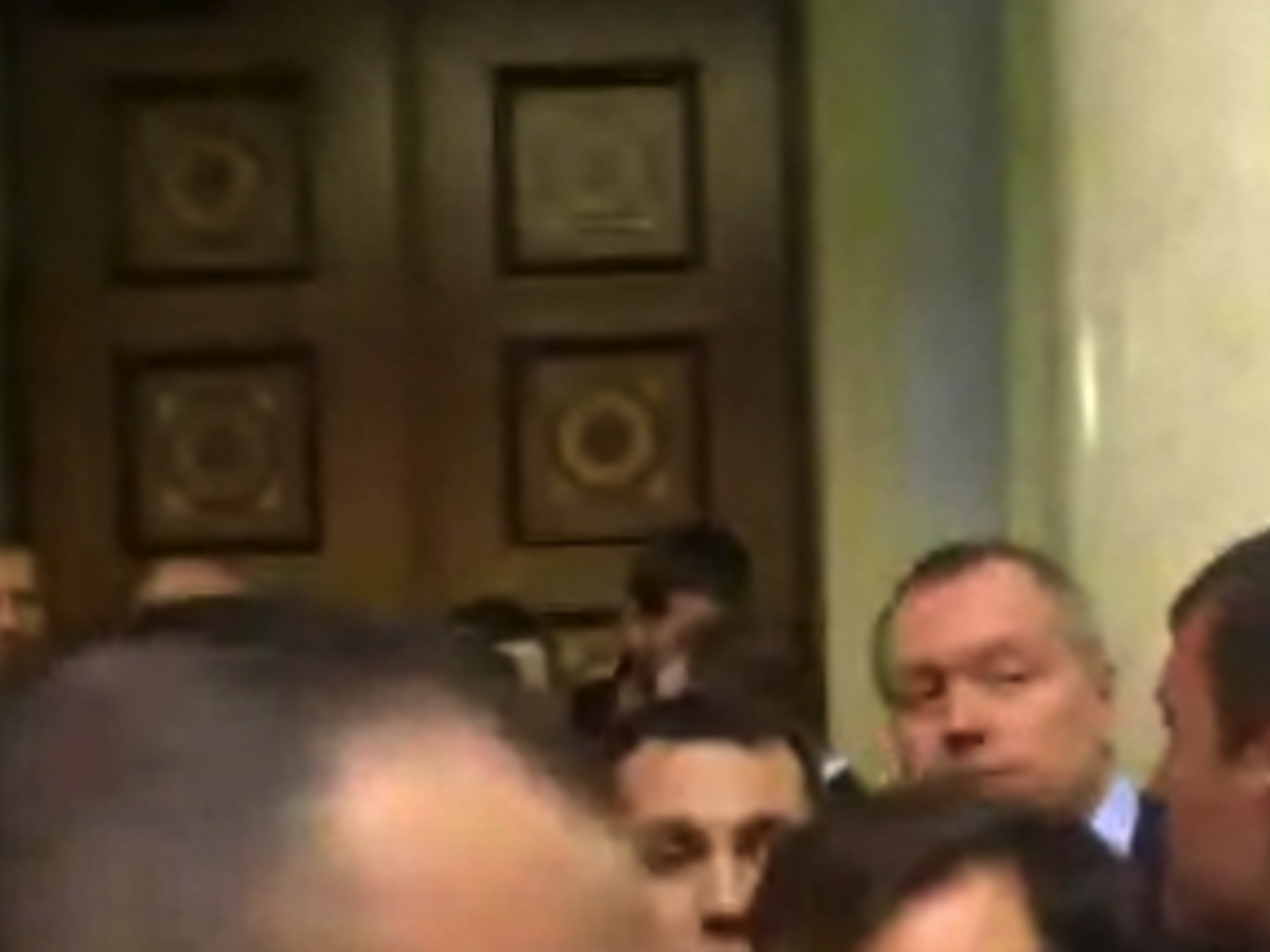 Потасовка началась в зале парламента и продолжилась в кулуарах