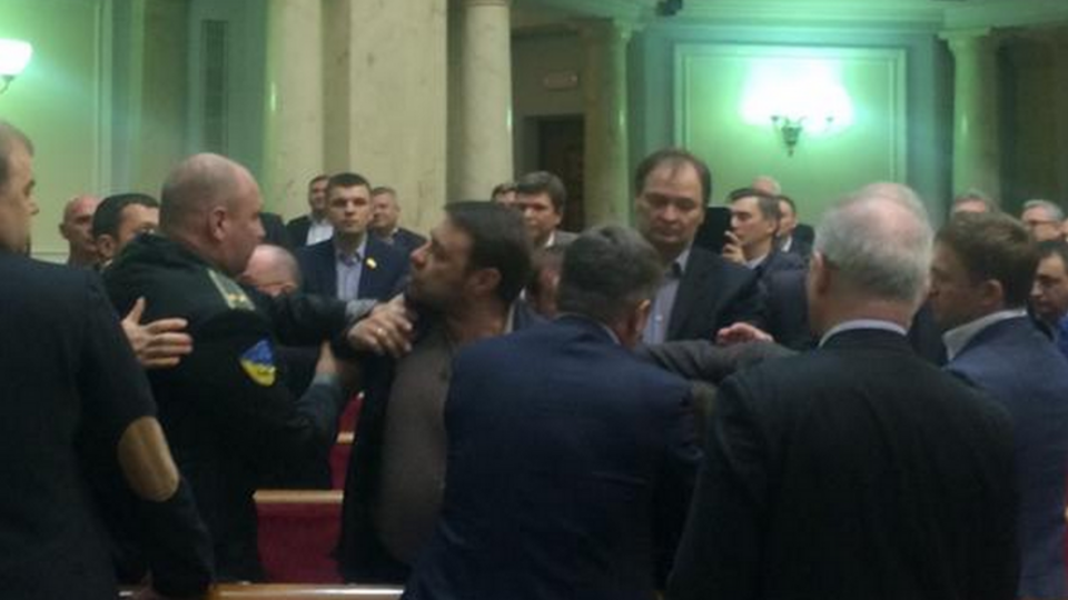 Депутаты не смогли начать работу из-за потасовок