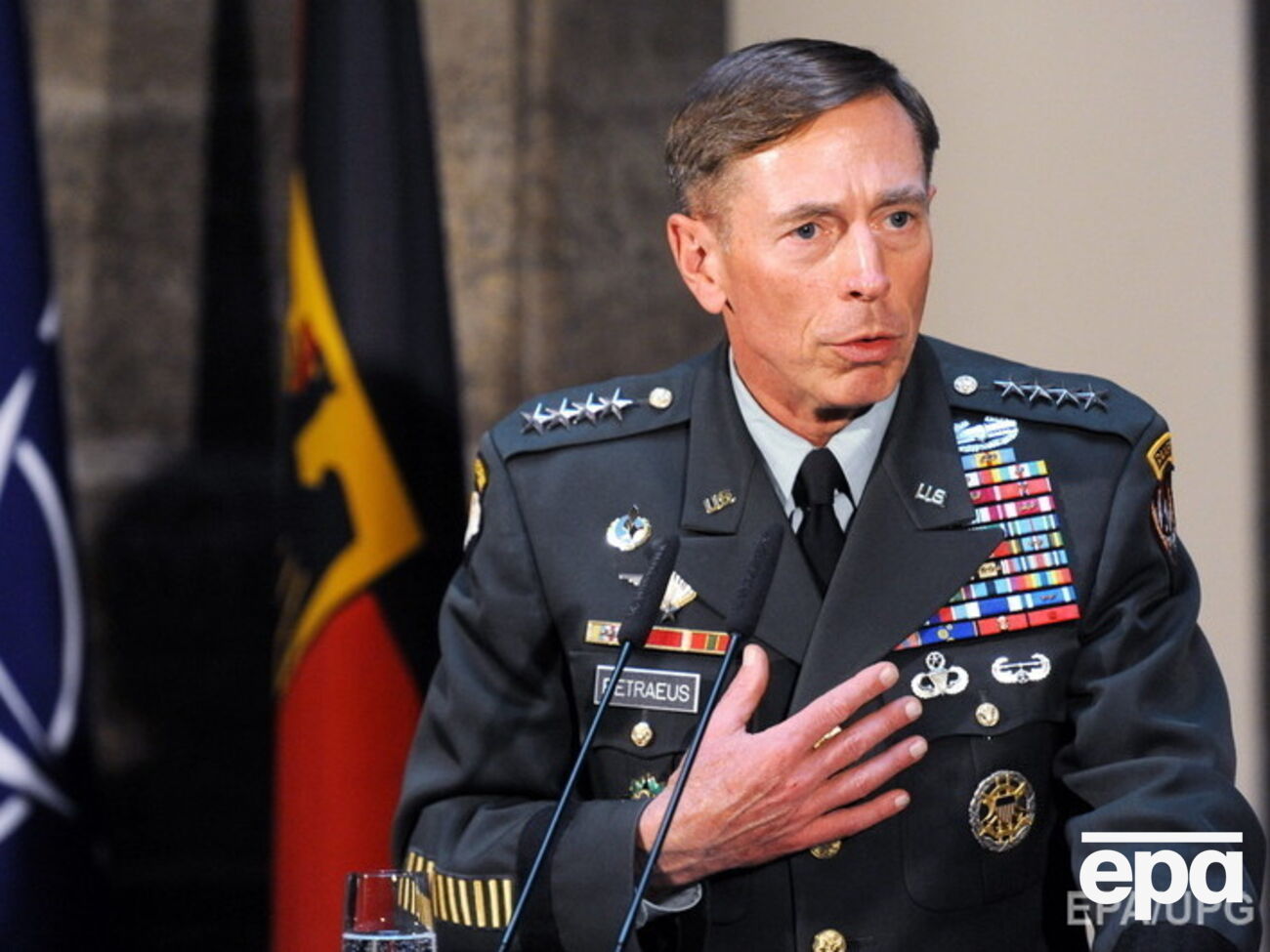Петрэус покинул пост главы ЦРУ в 2012 году, когда общественность узнала о его отношениях с&nbsp;Бродвелл