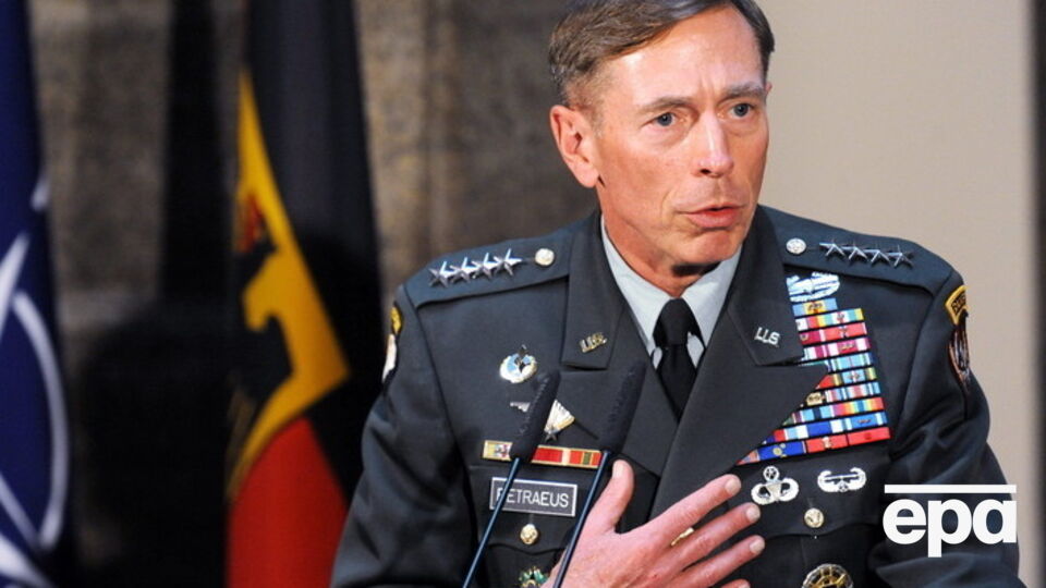 Петрэус покинул пост главы ЦРУ в 2012 году, когда общественность узнала о его отношениях с Бродвелл