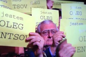 Присутствующие подняли таблички "Я --- Олег Сенцов"