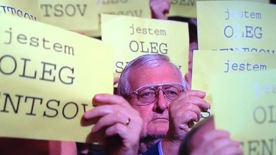 Присутствующие подняли таблички "Я --- Олег Сенцов"