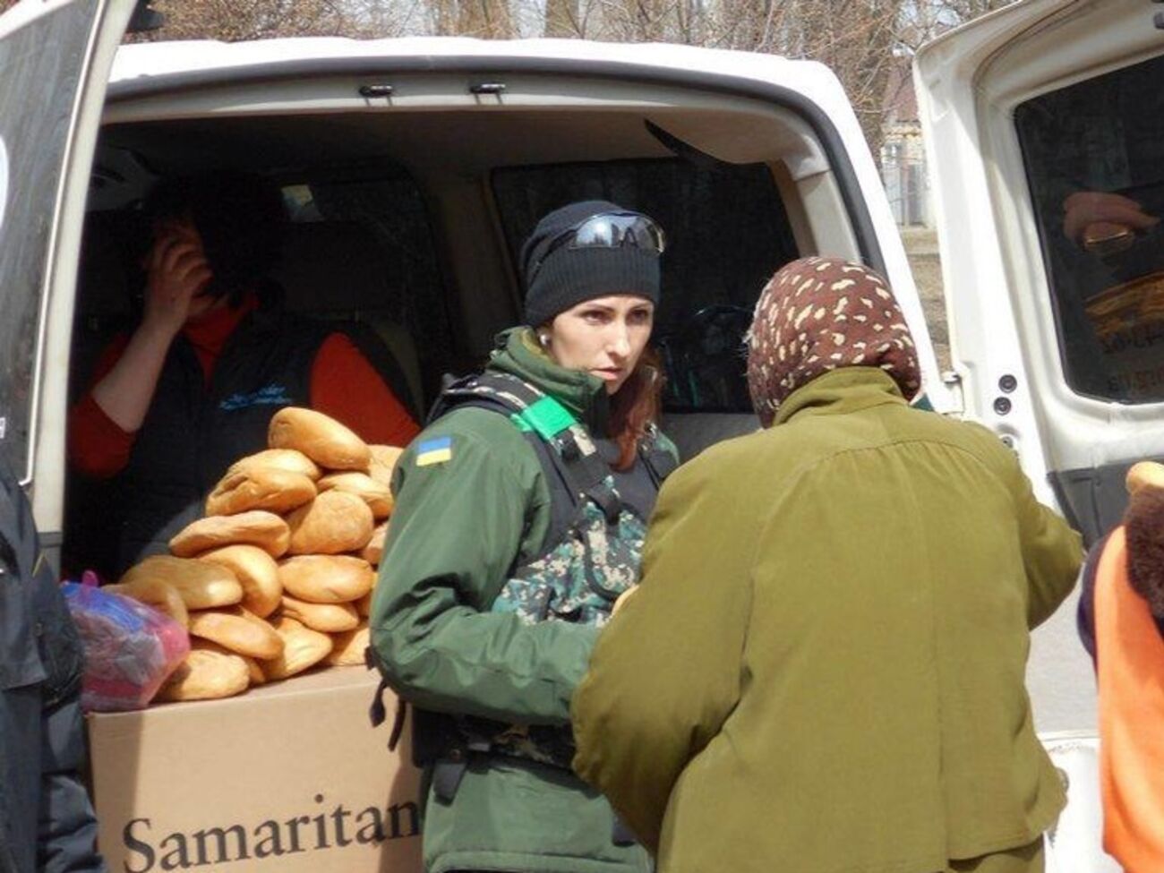 Украинские военные доставили продукты и теплые вещи жителям Авдеевки