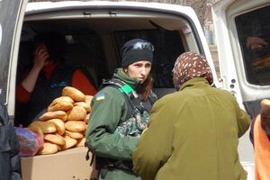Украинские военные доставили продукты и теплые вещи жителям Авдеевки