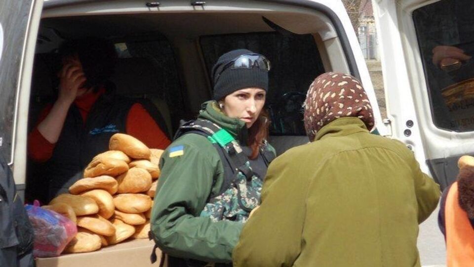 Украинские военные доставили продукты и теплые вещи жителям Авдеевки