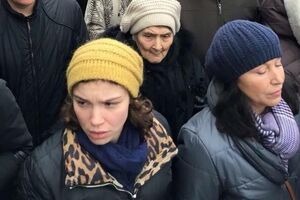 Старшая дочь Бориса Немцова Жанна с матерью Раисой. Пожилая женщина в белом берете – мама Немцова Дина Эйдман