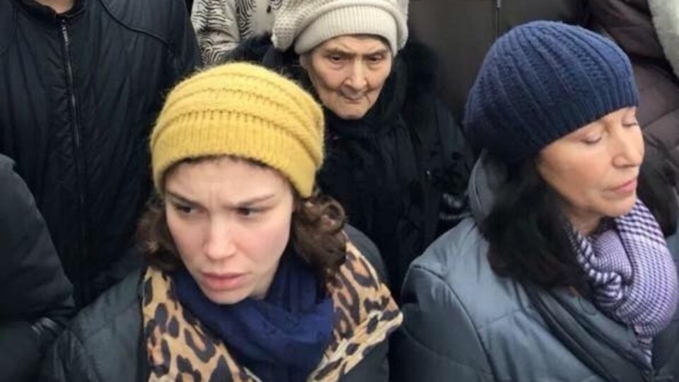 Старшая дочь Бориса Немцова Жанна с матерью Раисой. Пожилая женщина в белом берете – мама Немцова Дина Эйдман