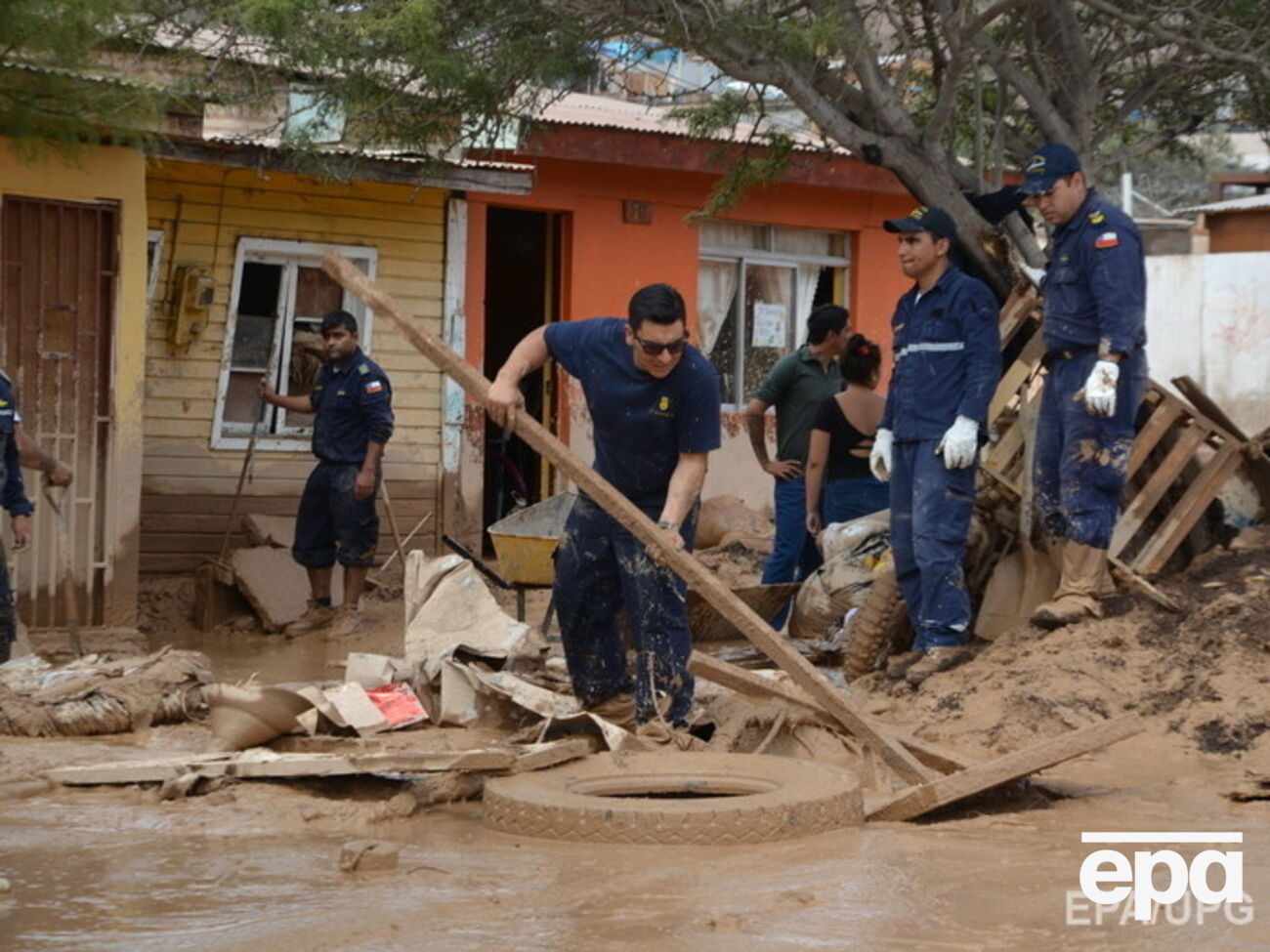 Из-за непогоды пострадали почти 11 тыс. человек