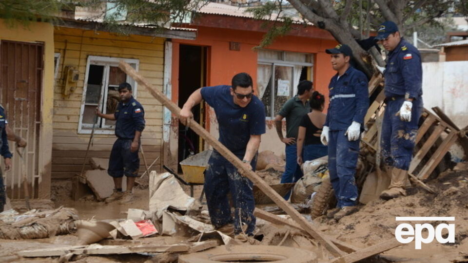 Из-за непогоды пострадали почти 11 тыс. человек