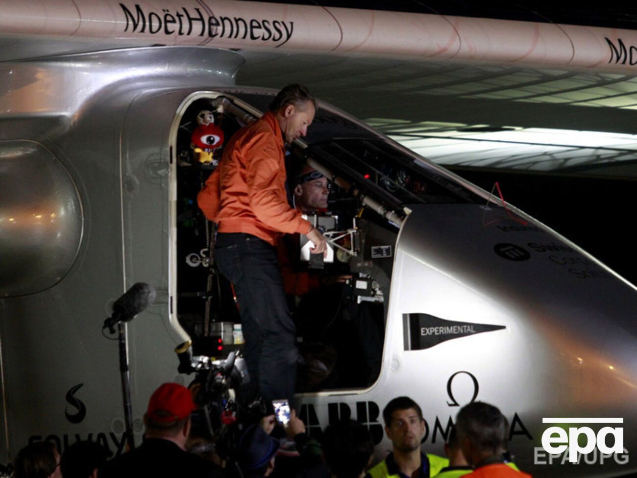 Самолетом управлял пилот Бертран Пикар