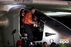 Самолетом управлял пилот Бертран Пикар