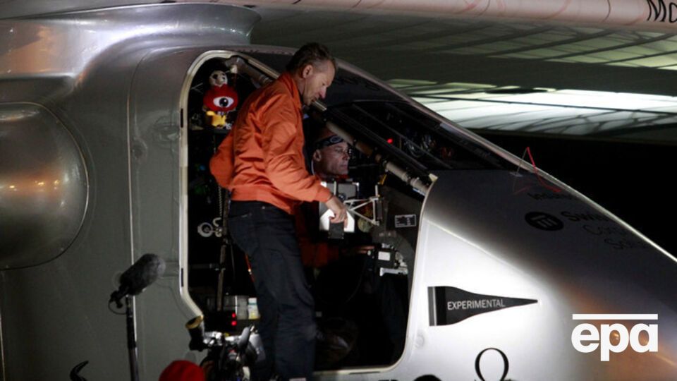 Самолетом управлял пилот Бертран Пикар