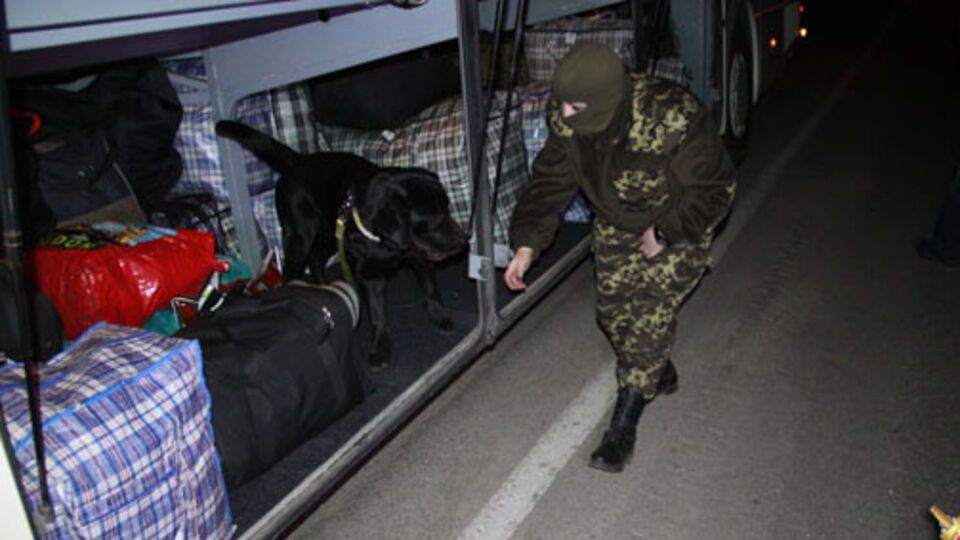 Автобус нелегально перевозил людей в столицу соседнего государства