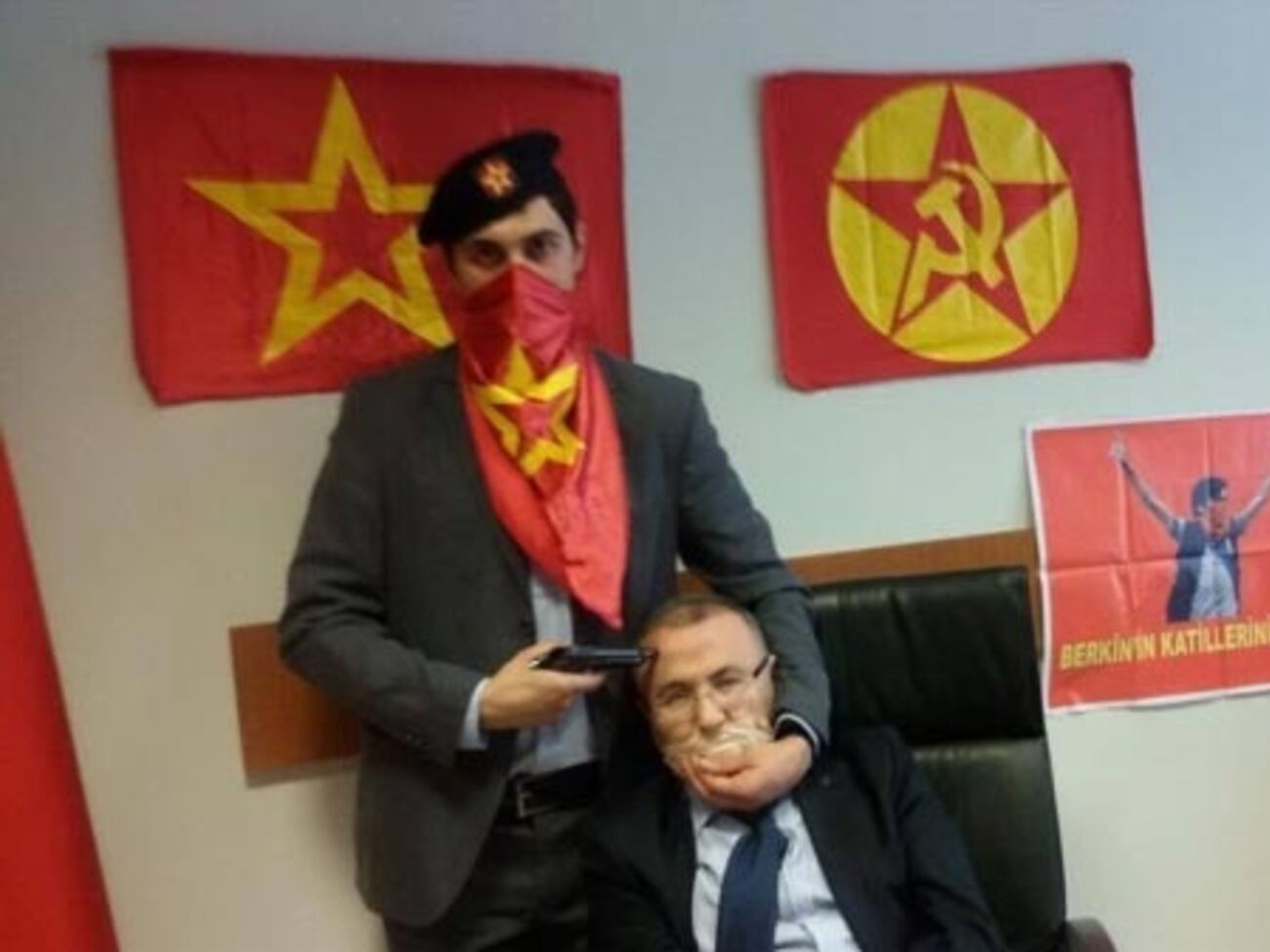 Леворадикальная турецкая группировка взяла в заложники прокурора, который вел дело о гибели подростка