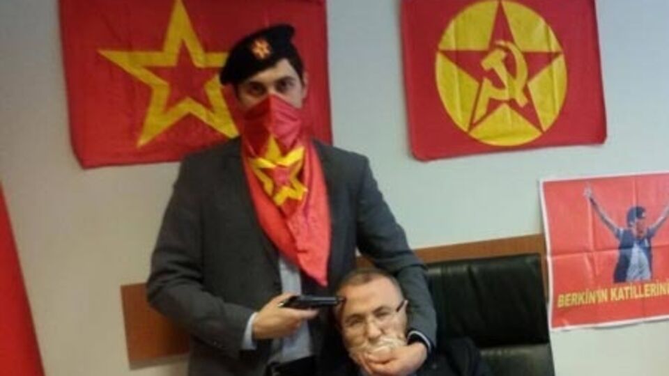 Леворадикальная турецкая группировка взяла в заложники прокурора, который вел дело о гибели подростка