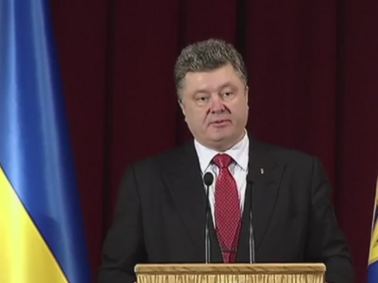 Порошенко: Берут у молодежи деньги, а вместо знаний и профессии выдают пустую бумажку