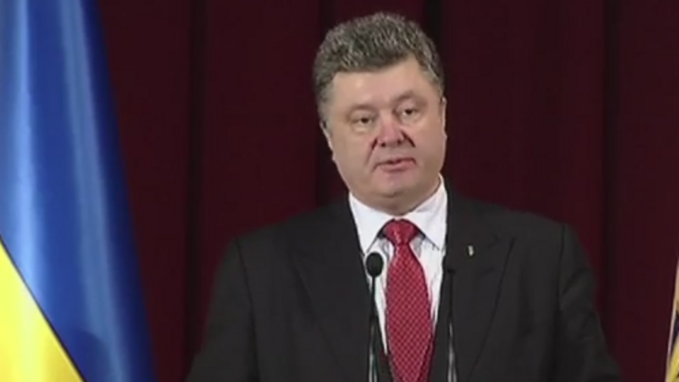 Порошенко: Берут у молодежи деньги, а вместо знаний и профессии выдают пустую бумажку