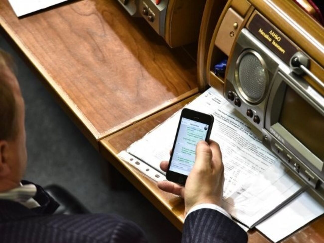 Объективы камер поймали Ивана Фурсина в момент переписки