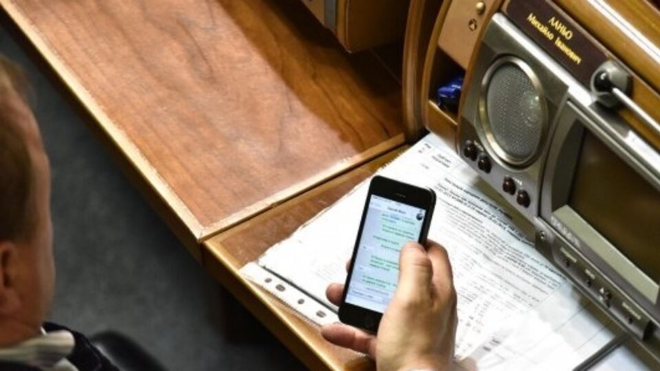 Объективы камер поймали Ивана Фурсина в момент переписки