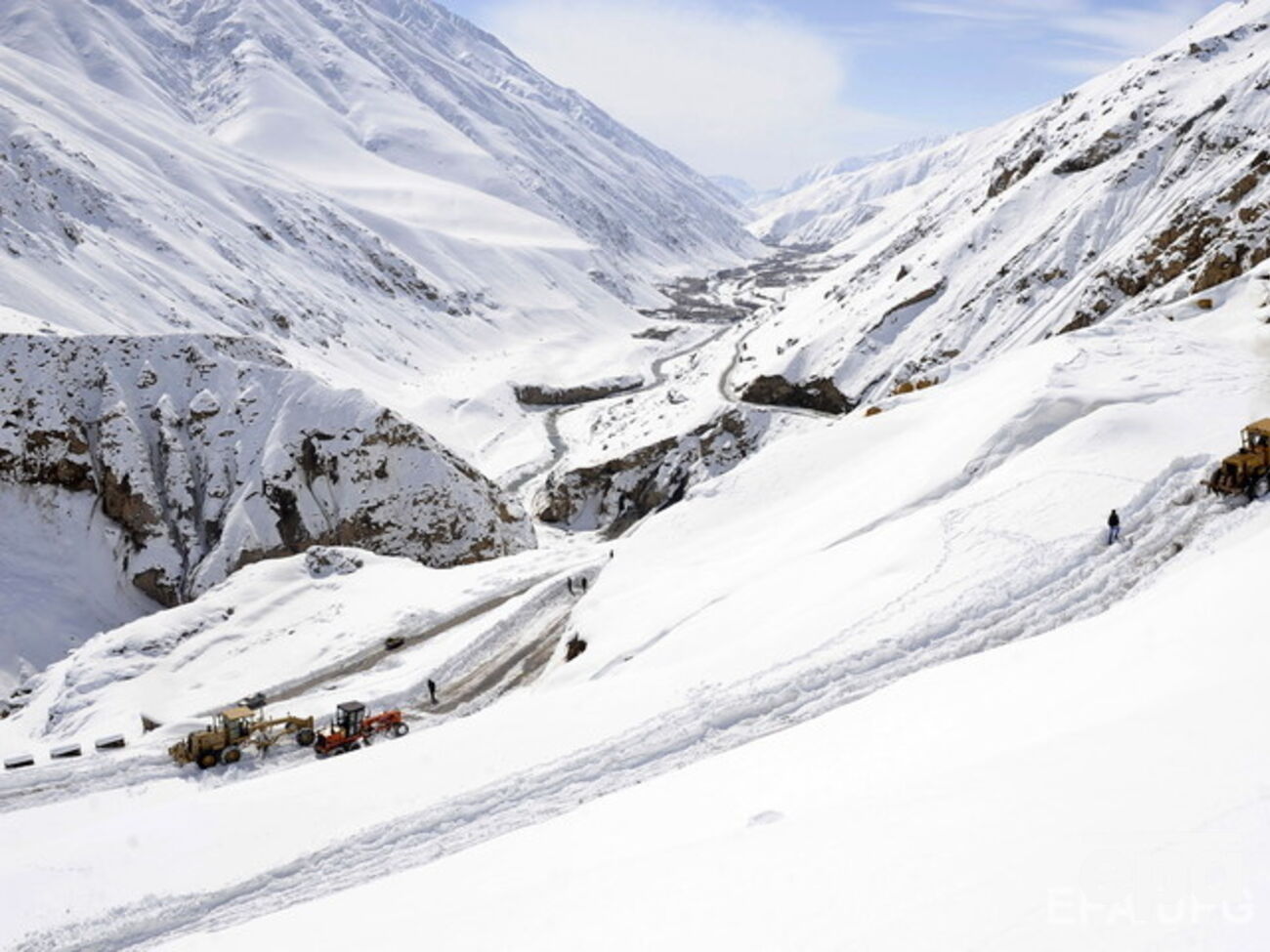 В горах сохраняется опасность схождения снежных лавин