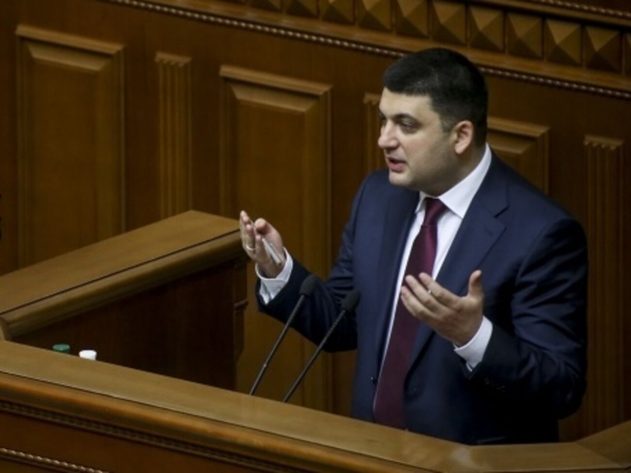 Гройсман предлагает наказывать депутатов, которые участвуют в драках