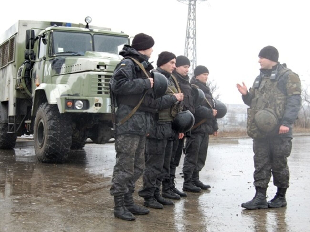 Военные патрулируют территорию вокруг важных объектов