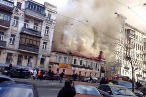 Пожар тушат около часа