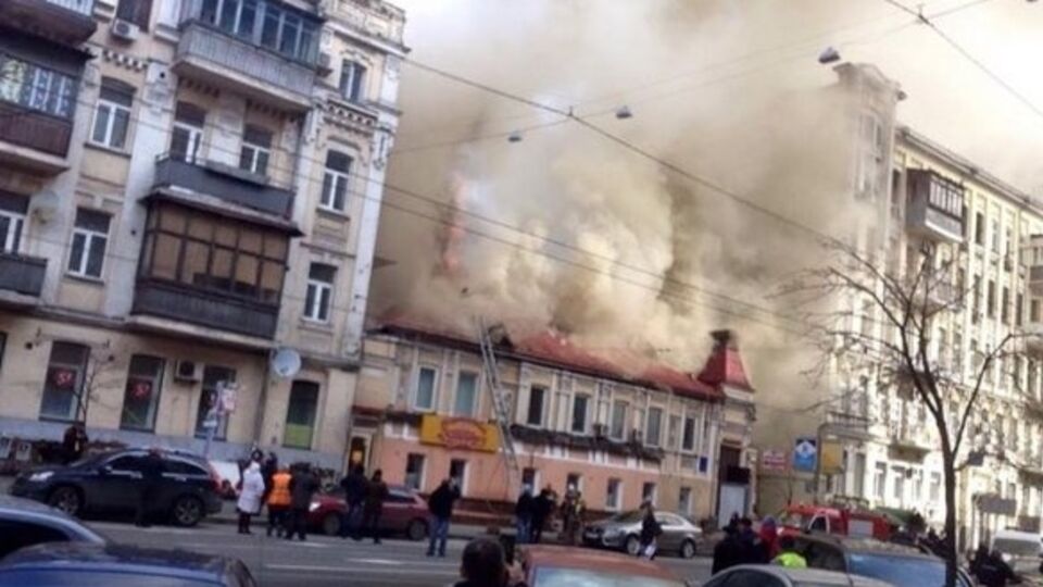 Пожар тушат около часа