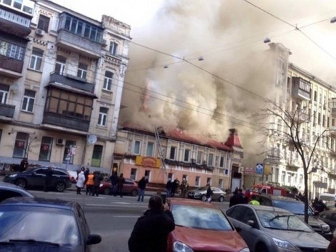 Сейчас пожар ликвидирован, движение по улице Саксаганского восстановлено