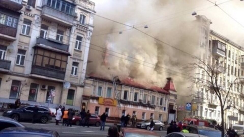 Сейчас пожар ликвидирован, движение по улице Саксаганского восстановлено