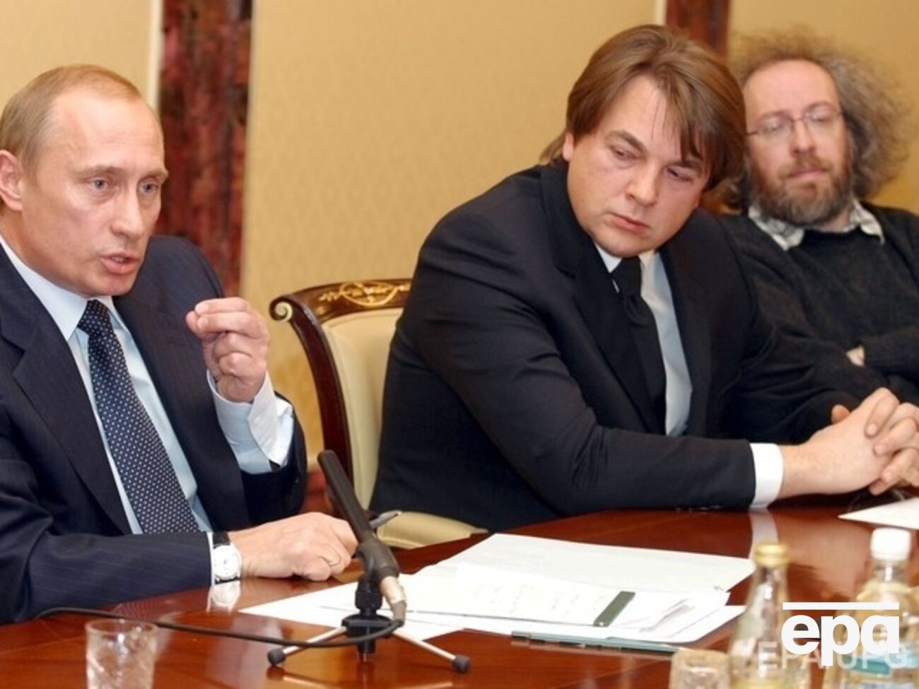 Алексея Венедиктова (крайний справа) допросят по поводу угроз Ксении Собчак