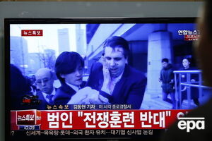 Активист атаковал посла США и порезал его