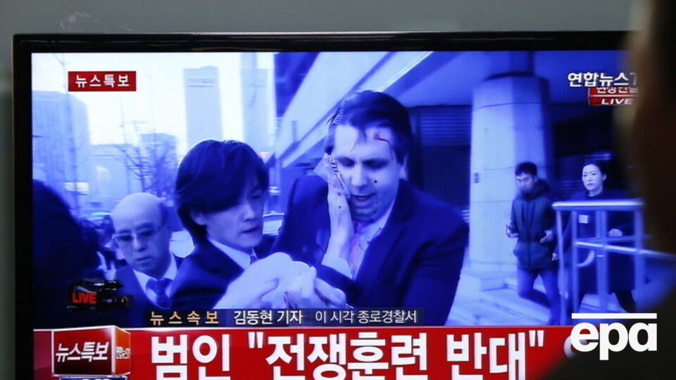 Активист атаковал посла США и порезал его