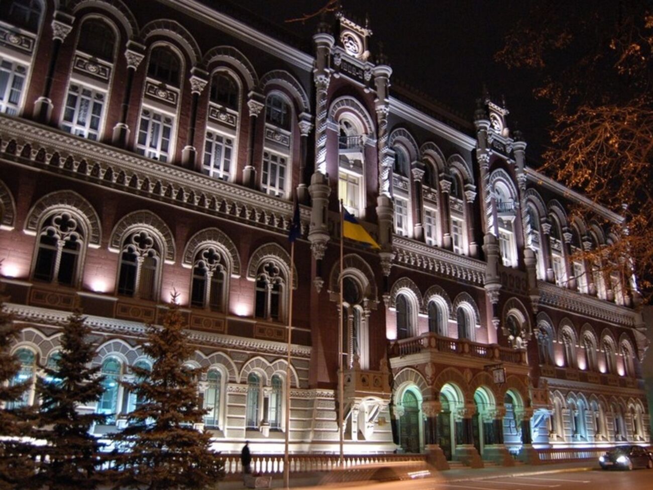 НБУ приблизил курс национальной валюты к 23 грн/$