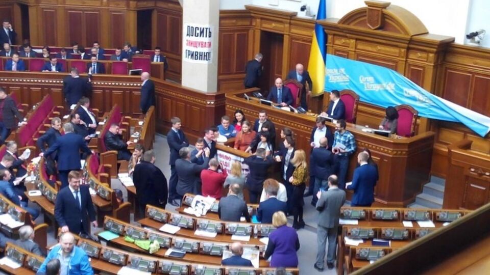 Депутаты блокируют трибуну