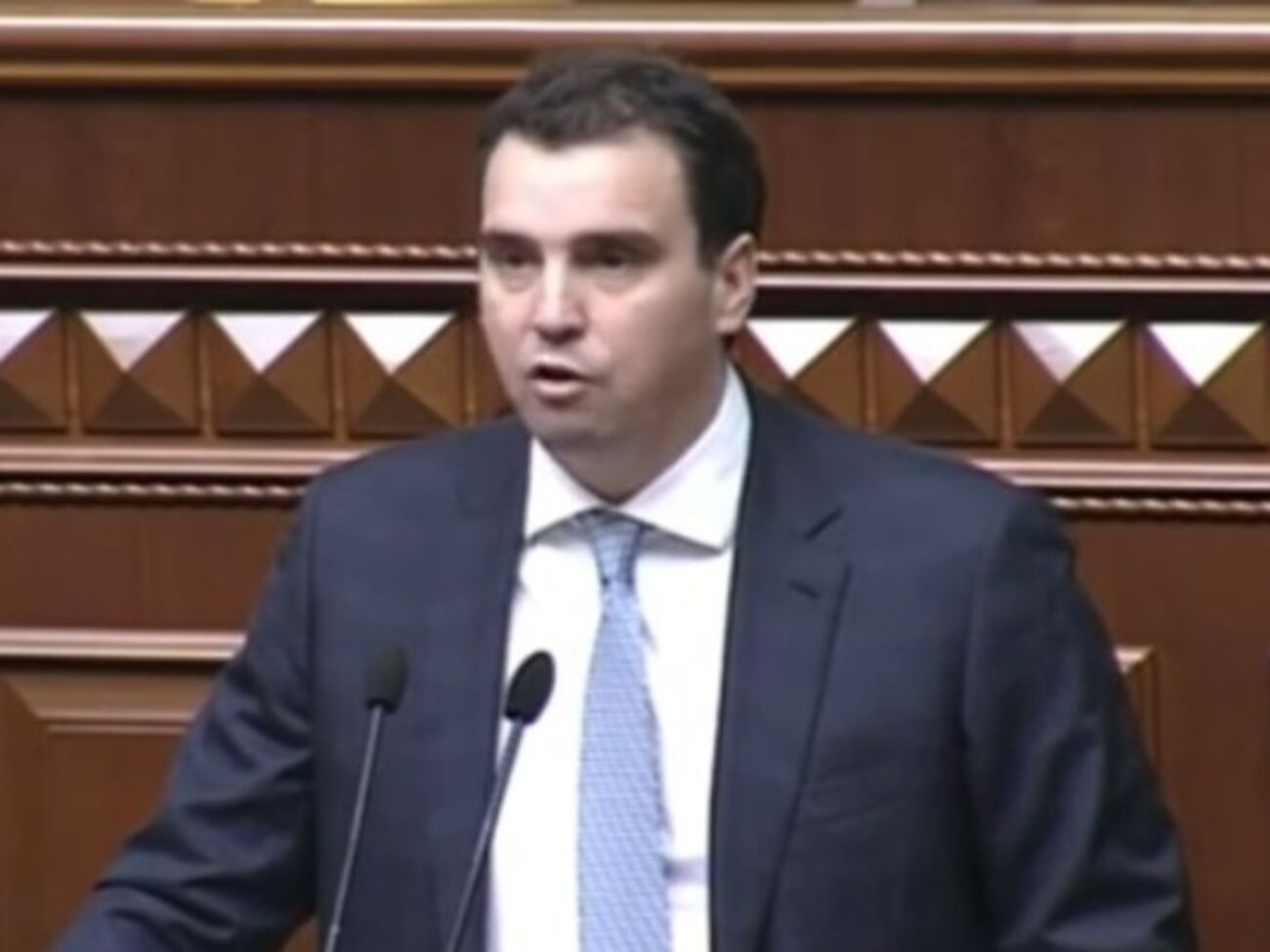 Айварас Абромавичус во время выступления в Раде