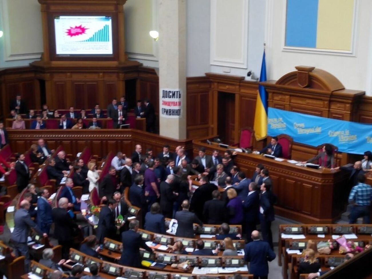 Валерия Гонтарева в окружении народных депутатов