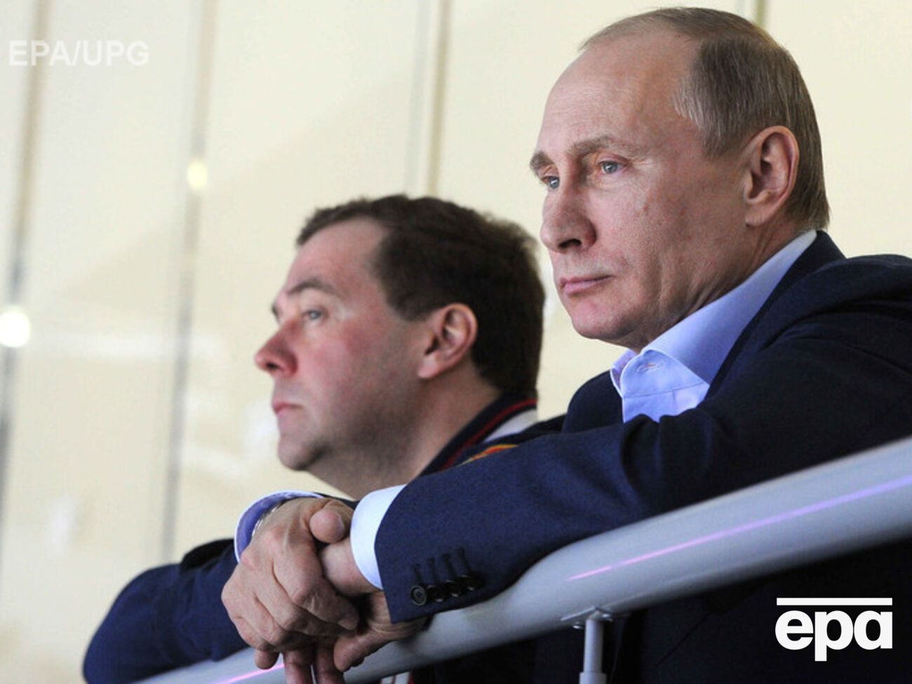 Дмитрий Медведев и Владимир Путин до конца года будут получать меньшую зарплату