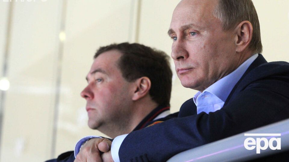 Дмитрий Медведев и Владимир Путин до конца года будут получать меньшую зарплату