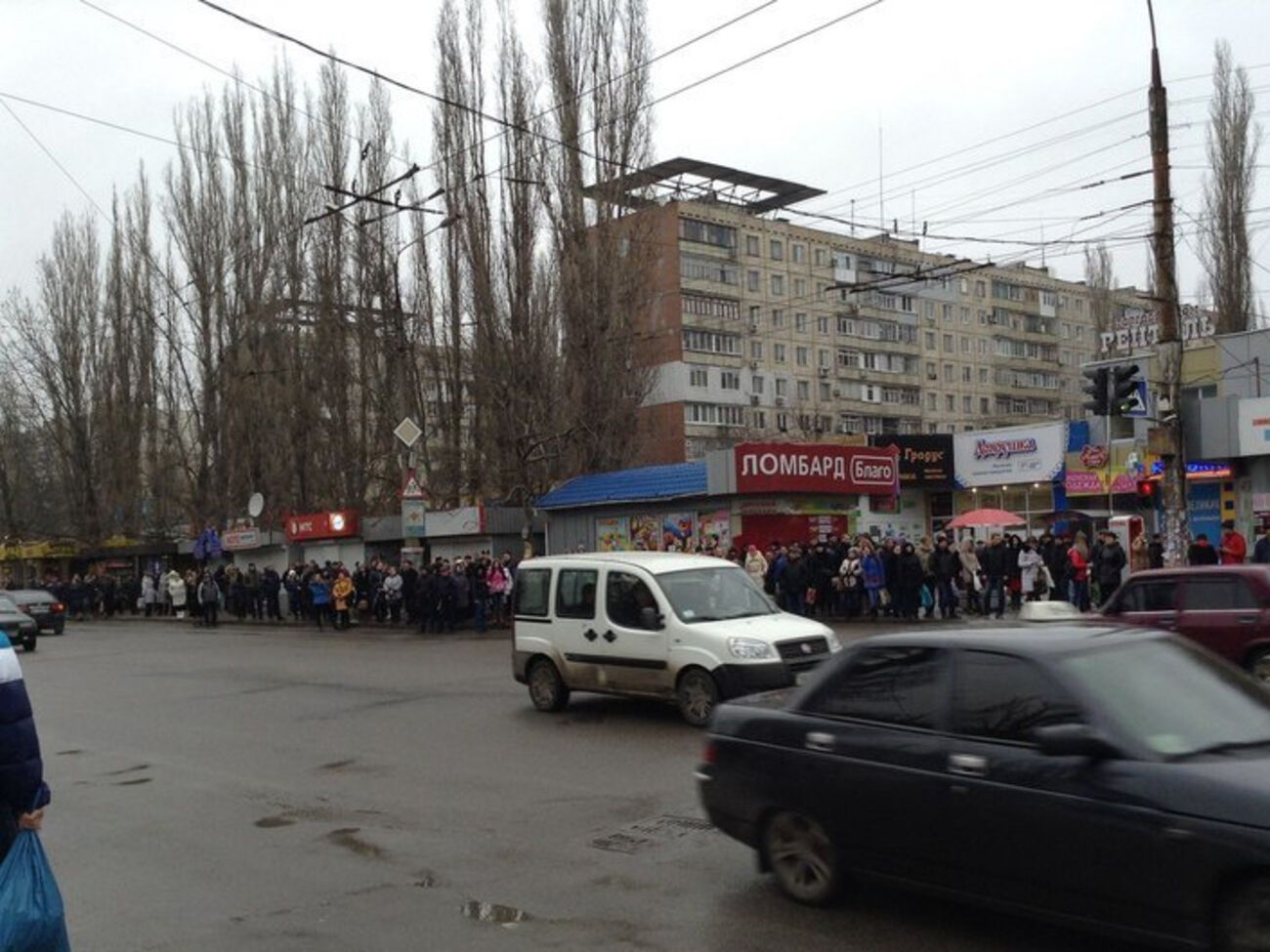 Из-за забастовки водителей маршруток на остановках образовались огромные очереди