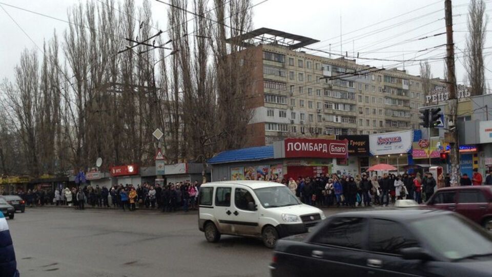 Из-за забастовки водителей маршруток на остановках образовались огромные очереди