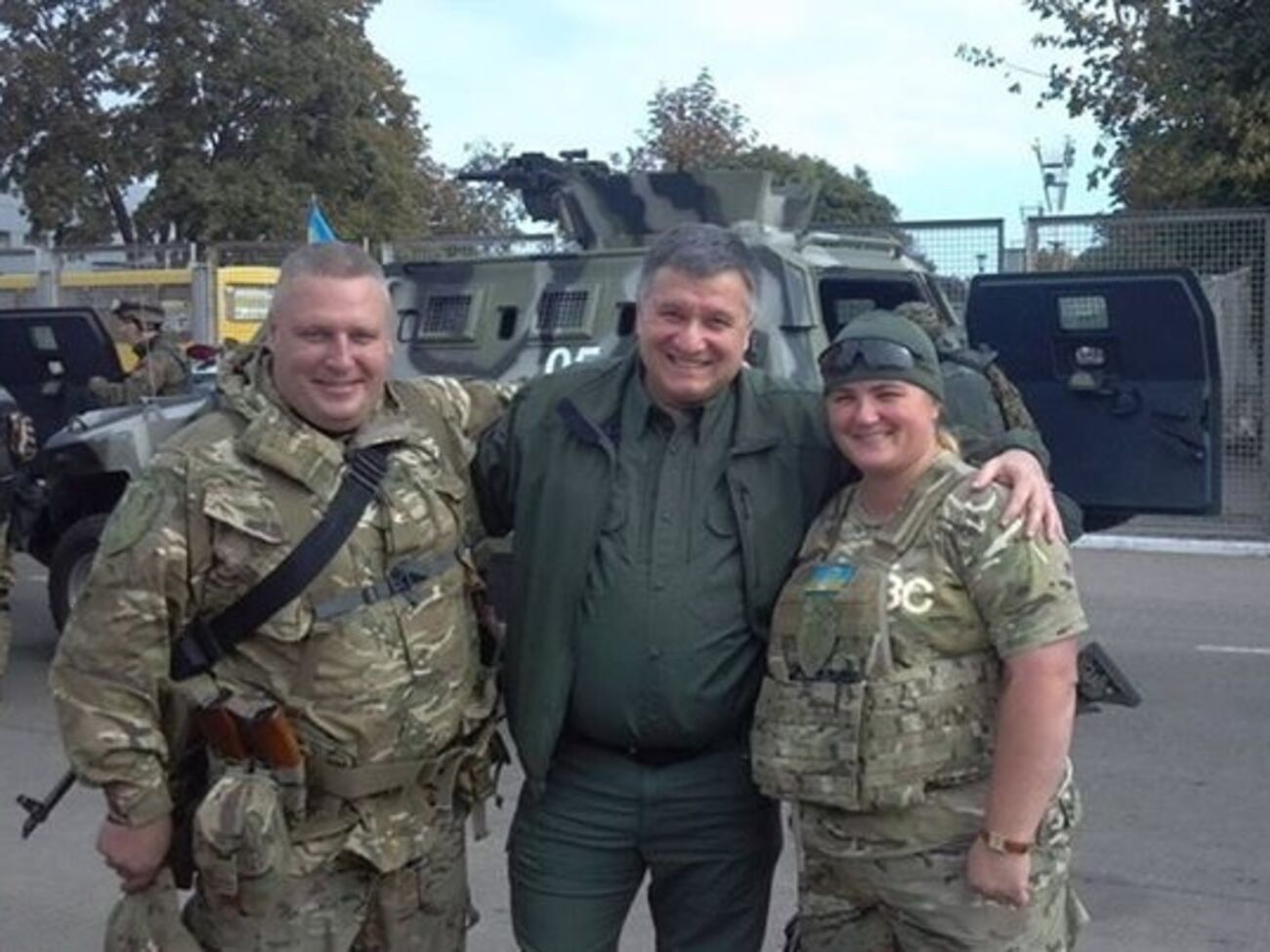 Глава МВД Арсен Аваков (в центре) и супруги Янголенко, на которых было совершено покушение