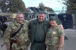 Глава МВД Арсен Аваков (в центре) и супруги Янголенко, на которых было совершено покушение