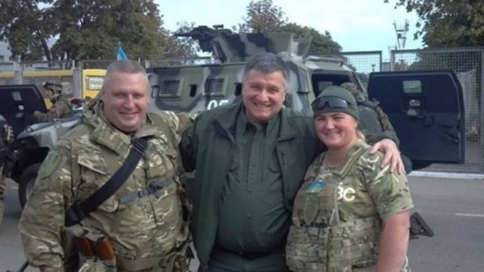 Глава МВД Арсен Аваков (в центре) и супруги Янголенко, на которых было совершено покушение