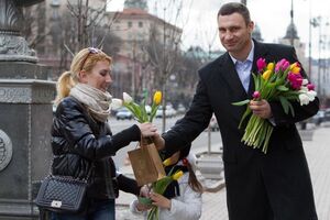 Кличко поздравил женщин на Крещатике